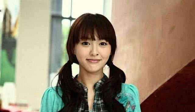 女主穿到娱乐圈吃瓜文,女主的吃瓜日常